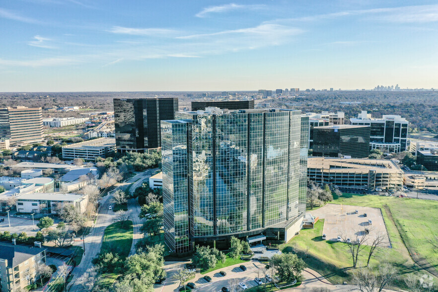 12377 Merit Dr, Dallas, TX à louer - Photo de l’immeuble – Image 2 sur 24