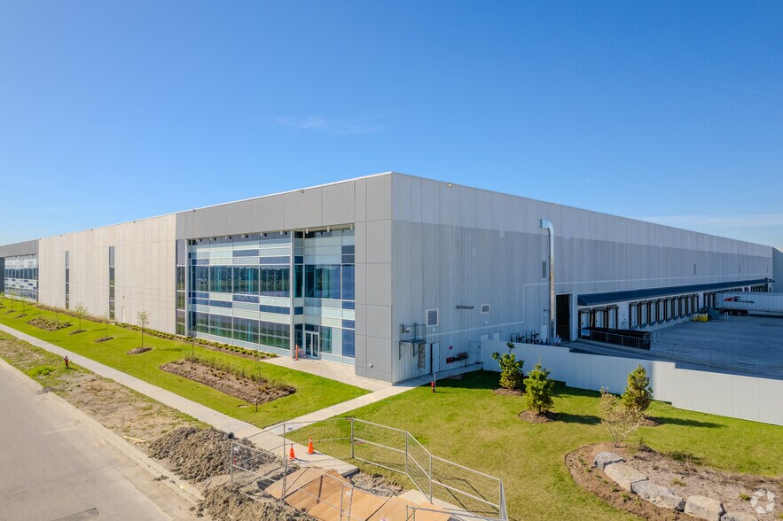 100 Ace Dr, Brampton, ON à louer - Photo de l’immeuble – Image 3 sur 5