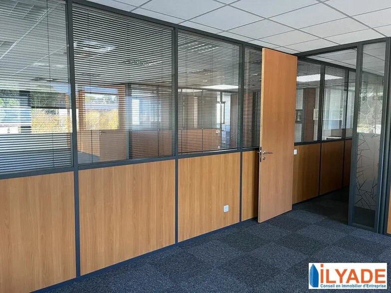 Bureau dans CHÂTEAUNEUF-LE-ROUGE à vendre - Photo de l’immeuble – Image 3 sur 7