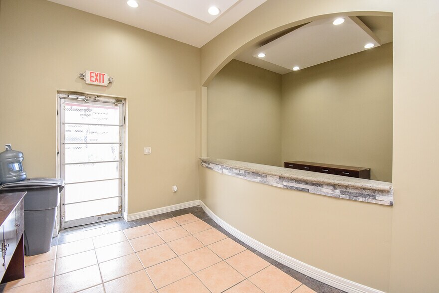 9527 Ponderosa Ln, Houston, TX à louer - Photo de l’immeuble – Image 2 sur 32