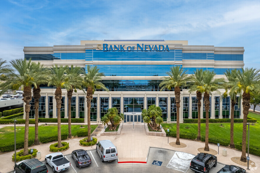 7251 W Lake Mead Blvd, Las Vegas, NV à louer - Photo de l’immeuble – Image 1 sur 6