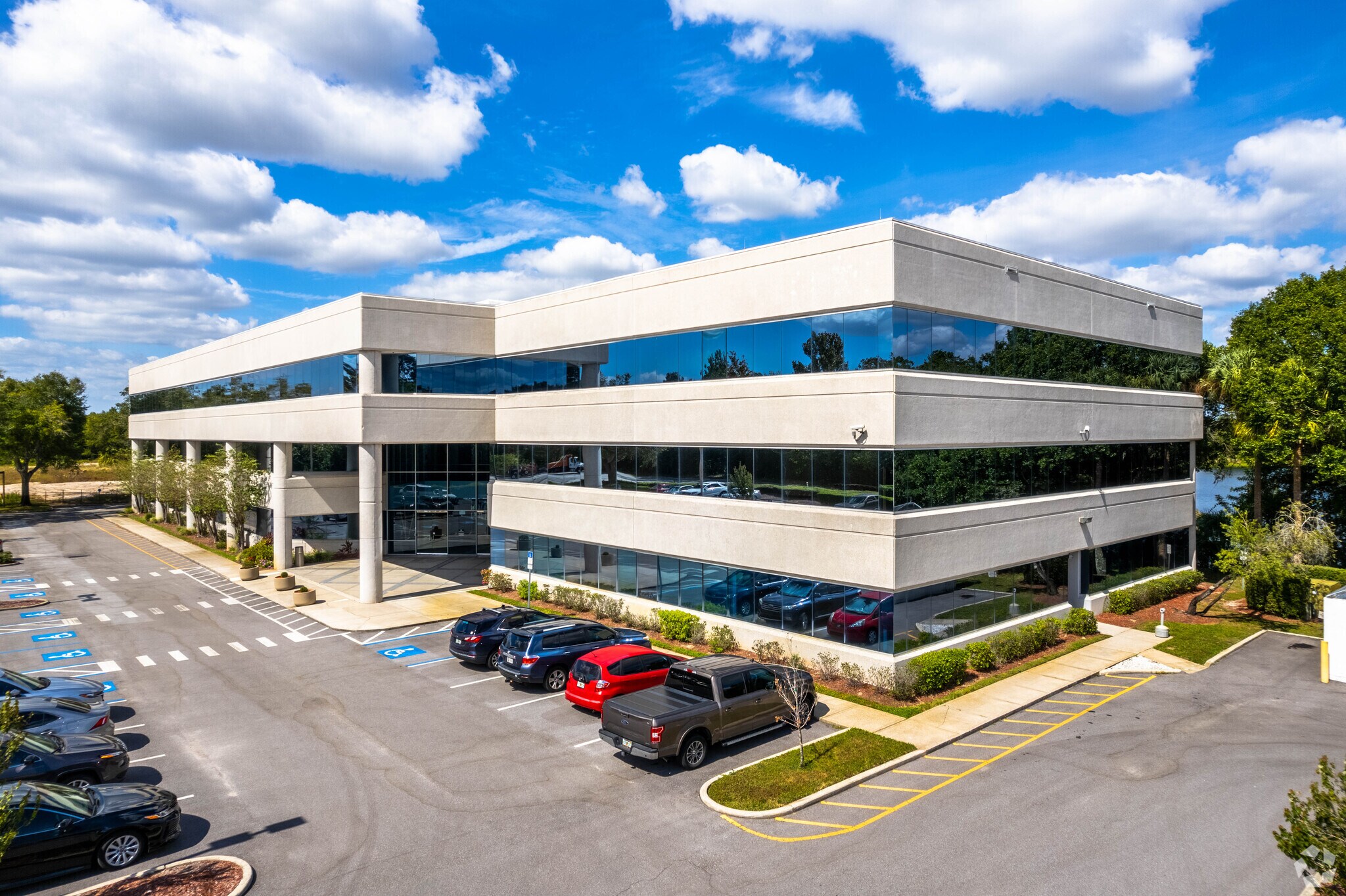 3710 Corporex Park Dr, Tampa, FL à louer Photo principale– Image 1 sur 13