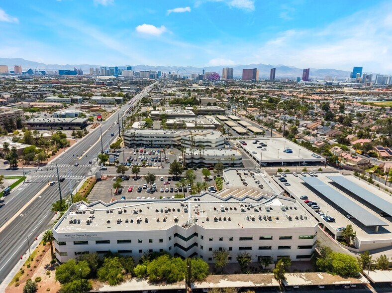 2110 E Flamingo Rd, Las Vegas, NV à louer - Photo de l’immeuble – Image 2 sur 7