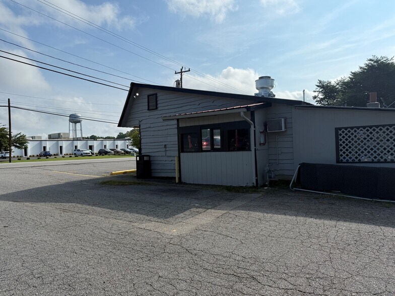 566 E Main St, Yadkinville, NC à vendre - Photo de l’immeuble – Image 3 sur 8