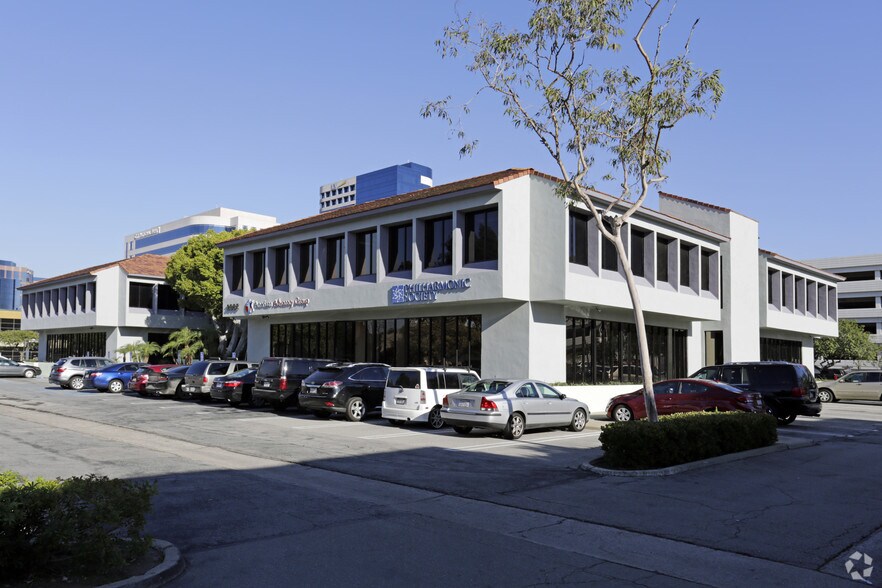 2082 Business Center Dr, Irvine, CA à louer - Photo de l’immeuble – Image 2 sur 4