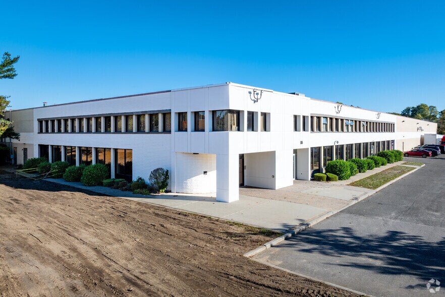 55 Kennedy Dr, Hauppauge, NY à vendre - Photo de l’immeuble – Image 1 sur 26