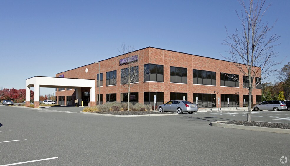 18 Centre Dr, Monroe Township, NJ à louer - Photo de l’immeuble – Image 3 sur 5