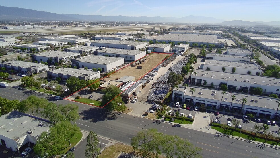 1245 S Grove Ave, Ontario, CA à vendre - Photo de l’immeuble – Image 2 sur 13