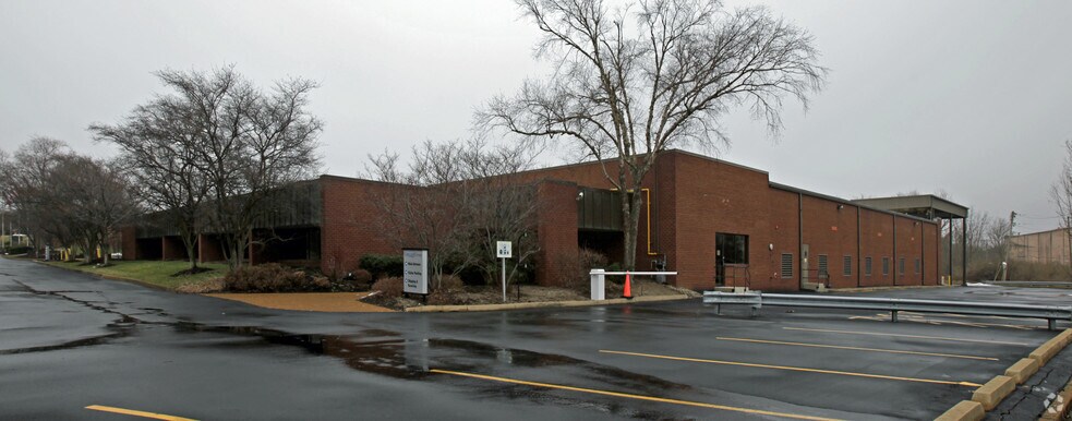 11640 Adie Rd, Maryland Heights, MO à louer - Photo de l’immeuble – Image 1 sur 3