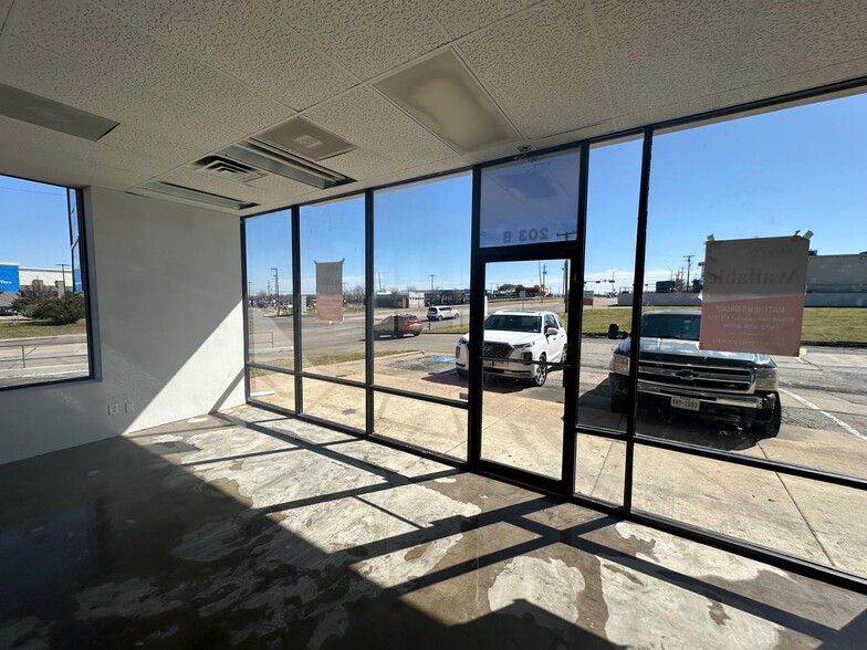 2033 E Military Pky, Mesquite, TX à louer - Photo de l’immeuble – Image 3 sur 5