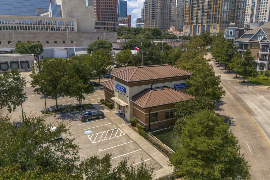 2121 Maple Ave, Dallas, TX à louer - Photo de l’immeuble – Image 3 sur 6