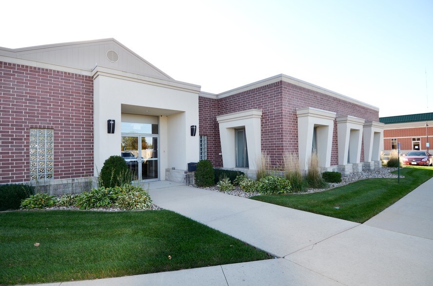 1065-1067 N Center Point Rd, Hiawatha, IA à vendre - Photo de l’immeuble – Image 3 sur 8