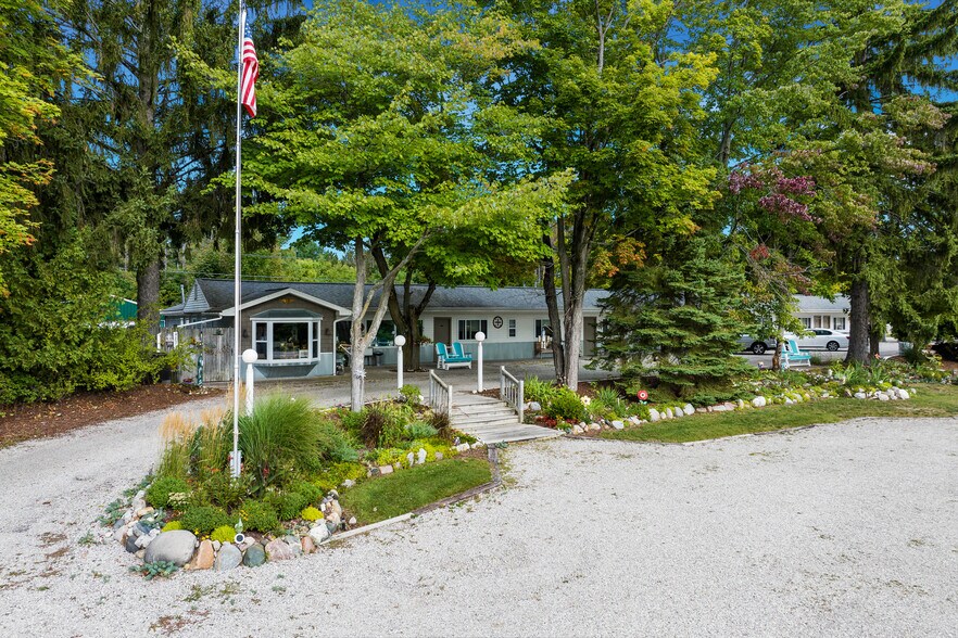 4871 U.S. 31, Eastport, MI à vendre - Photo de l’immeuble – Image 2 sur 68