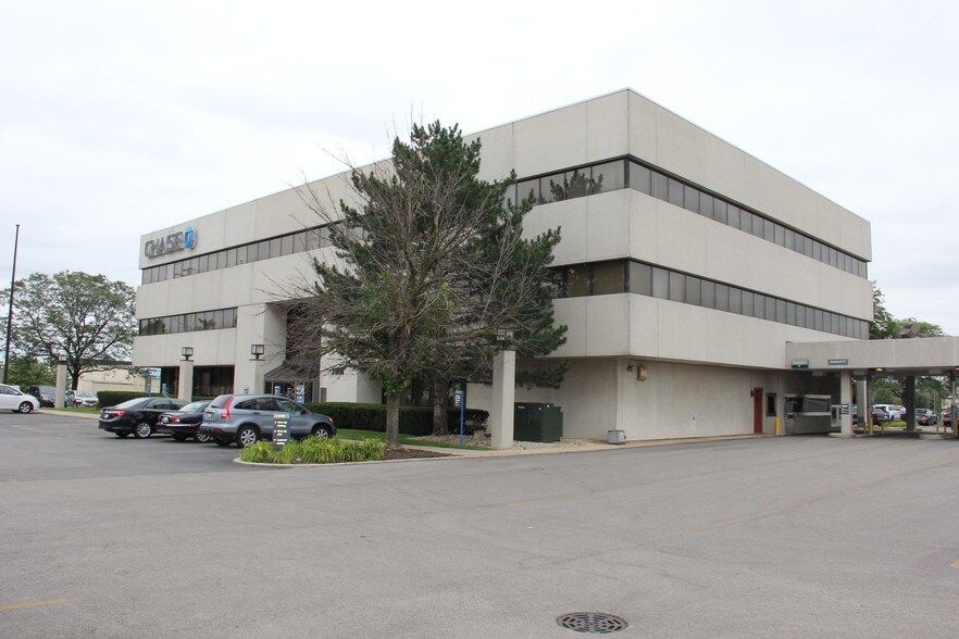 7501 Lemont Rd, Woodridge, IL à louer - Photo de l’immeuble – Image 2 sur 9