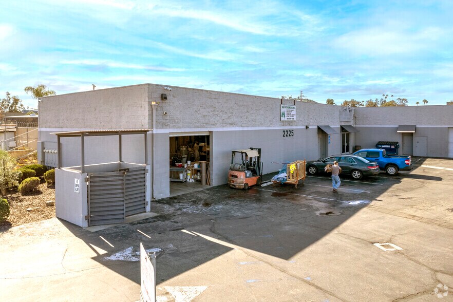 2225 Barham Dr, Escondido, CA à louer - Photo de l’immeuble – Image 1 sur 5