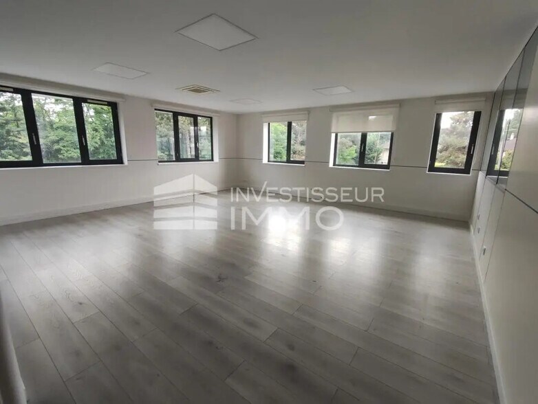 Bureau dans Noisy-le-Grand à louer - Photo de l’immeuble – Image 2 sur 5