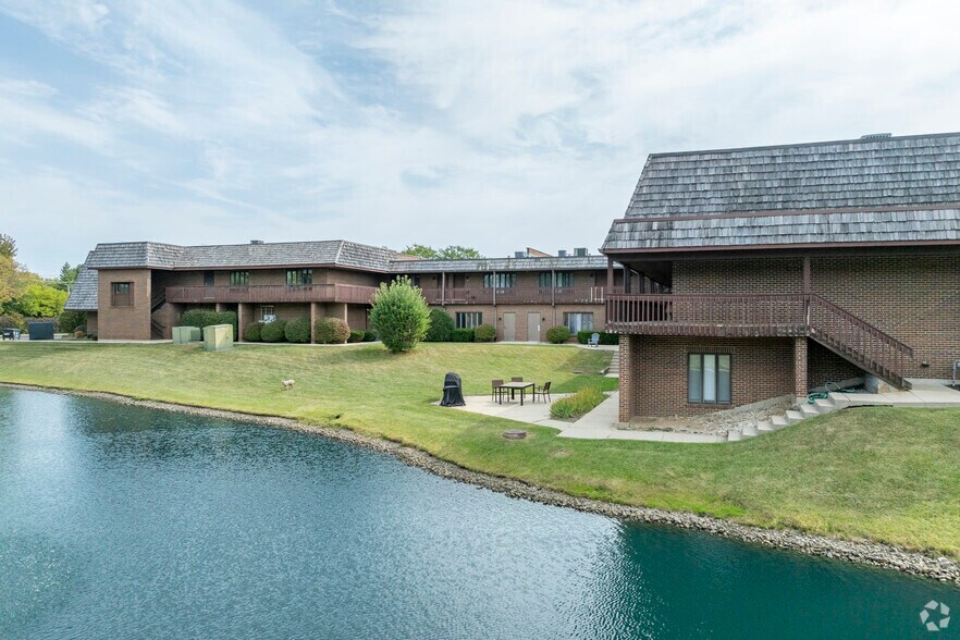 100 N Atkinson Rd, Grayslake, IL à louer - Photo de l’immeuble – Image 2 sur 7