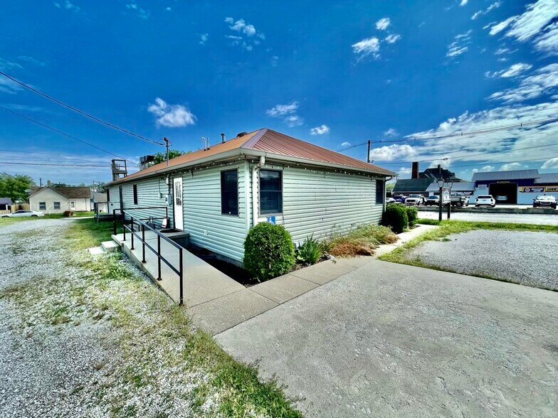 211 N Walnut St, Crawfordsville, IN à louer - Photo de l’immeuble – Image 2 sur 8