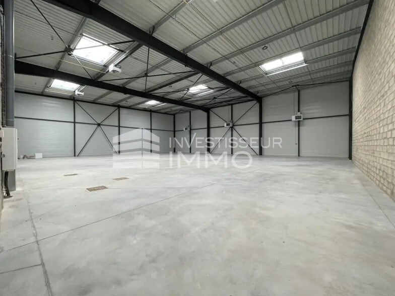 Local d'activités dans Saint-Pierre-du-Perray à vendre - Photo intérieure – Image 1 sur 3