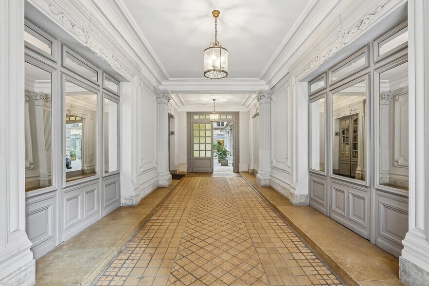 29 Rue Marbeuf, Paris à louer - Photo de l’immeuble – Image 3 sur 24