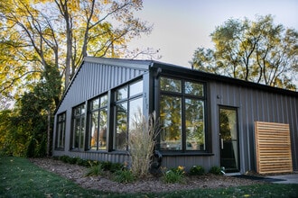 872 E Auburn Rd, Rochester Hills, MI à louer Photo de l’immeuble– Image 1 sur 11