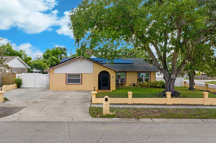 613 Forest Hills Dr, Brandon, FL à louer - Photo de l’immeuble – Image 2 sur 40