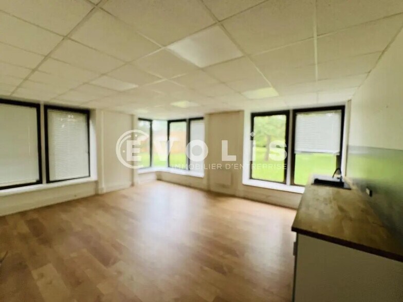 Bureau dans Croissy-Beaubourg à louer - Photo de l’immeuble – Image 2 sur 7