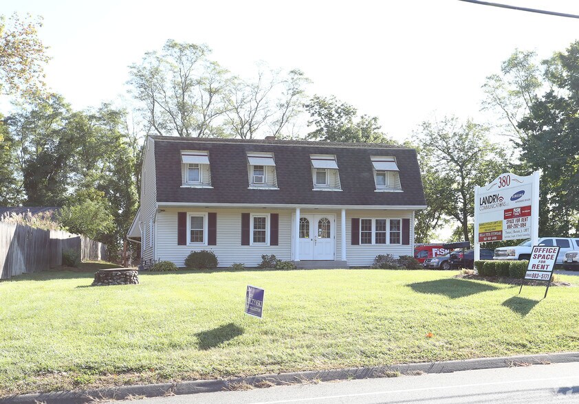 380 S Center St, Windsor Locks, CT à louer - Photo de l’immeuble – Image 3 sur 8