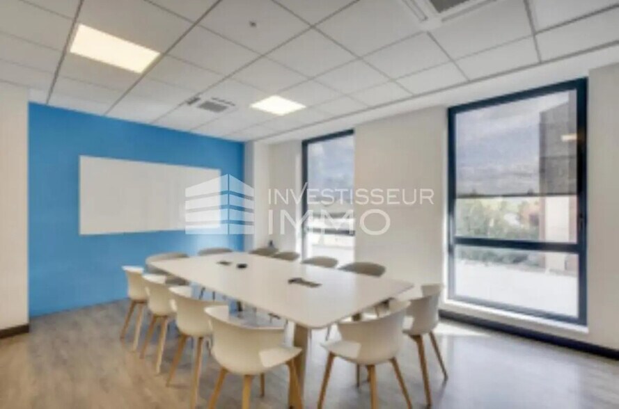Local d’activités dans Villeneuve-la-Garenne à louer - Photo de l’immeuble – Image 3 sur 7