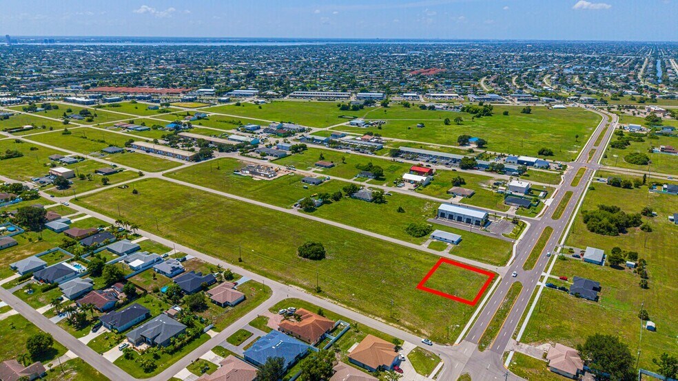 801 NE 8th Ter, Cape Coral, FL à vendre - Aérien – Image 1 sur 2