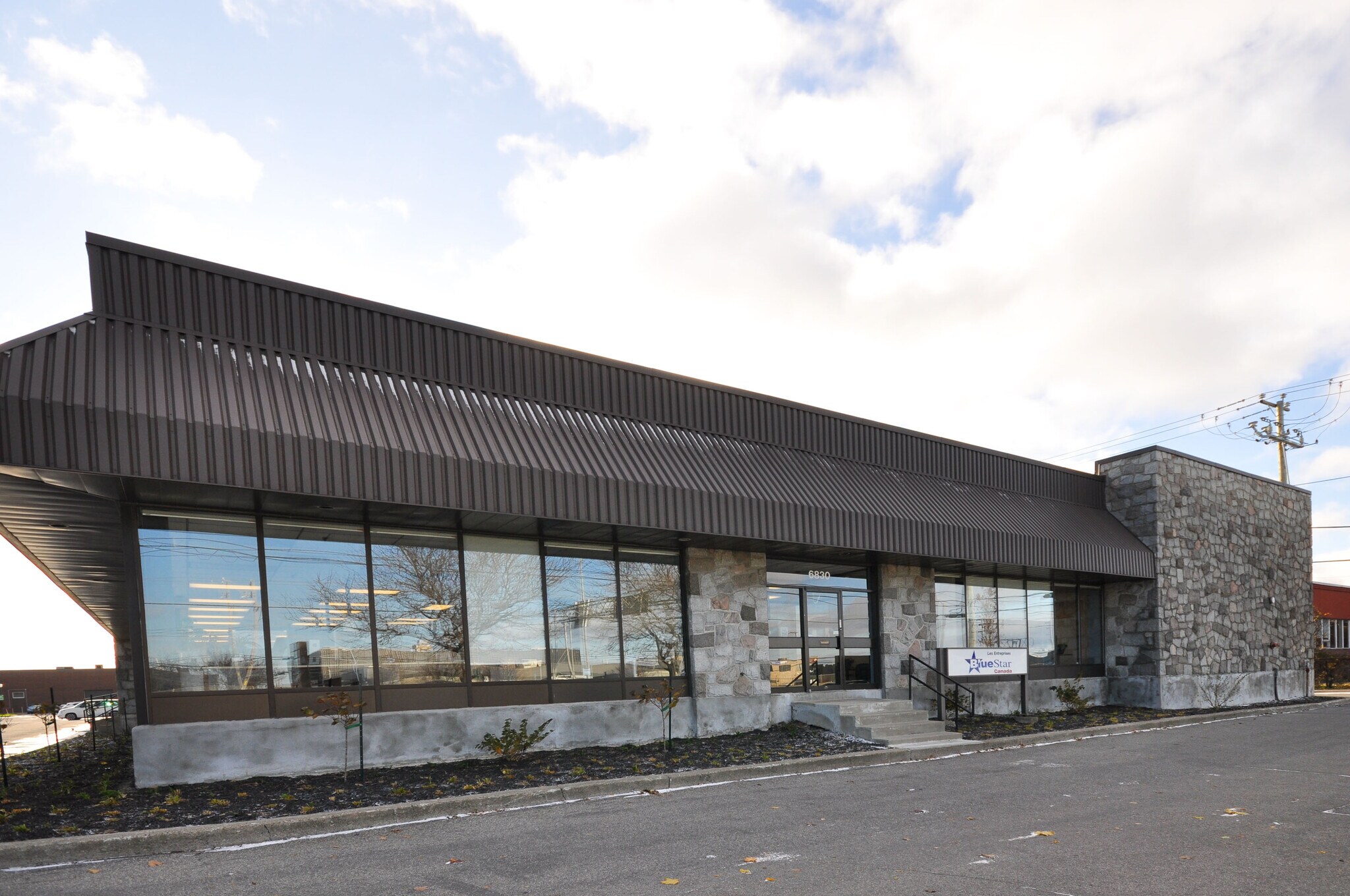 6830-6848 Ch de la Côte-de-Liesse, Montréal, QC à louer Photo de l’immeuble– Image 1 sur 8