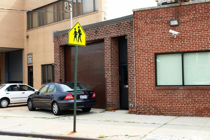 6515 Fresh Meadow Ln, Fresh Meadows, NY à vendre - Photo de l’immeuble – Image 2 sur 3