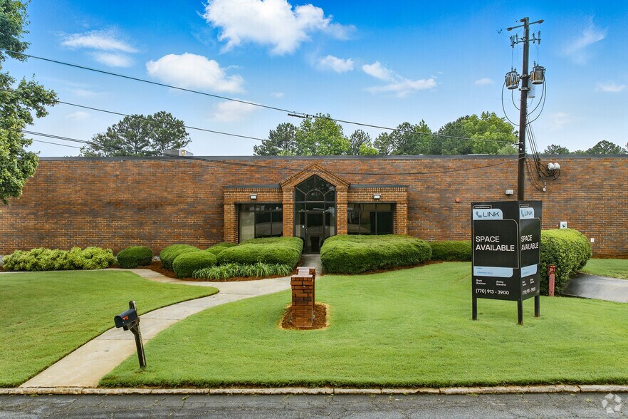 1532 Stone Ridge Dr, Stone Mountain, GA à louer - Photo de l’immeuble – Image 2 sur 15