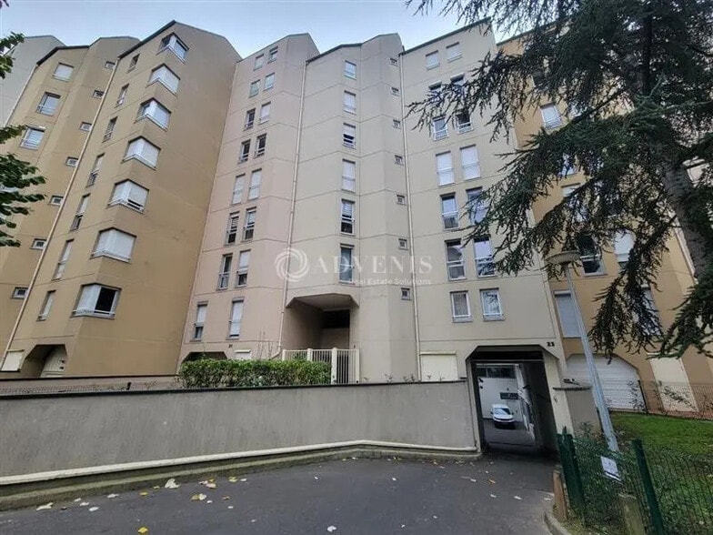 Local d’activités dans Courbevoie à louer - Photo de l’immeuble – Image 2 sur 8
