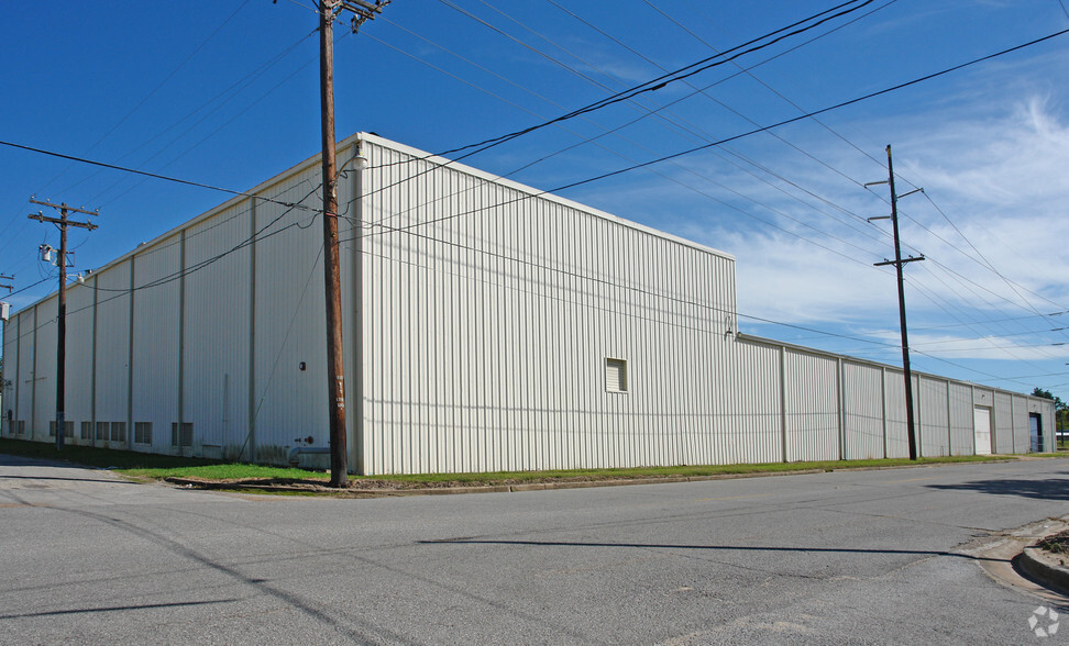 1075 N M L King Jr Pky, Beaumont, TX à louer - Photo de l’immeuble – Image 1 sur 1