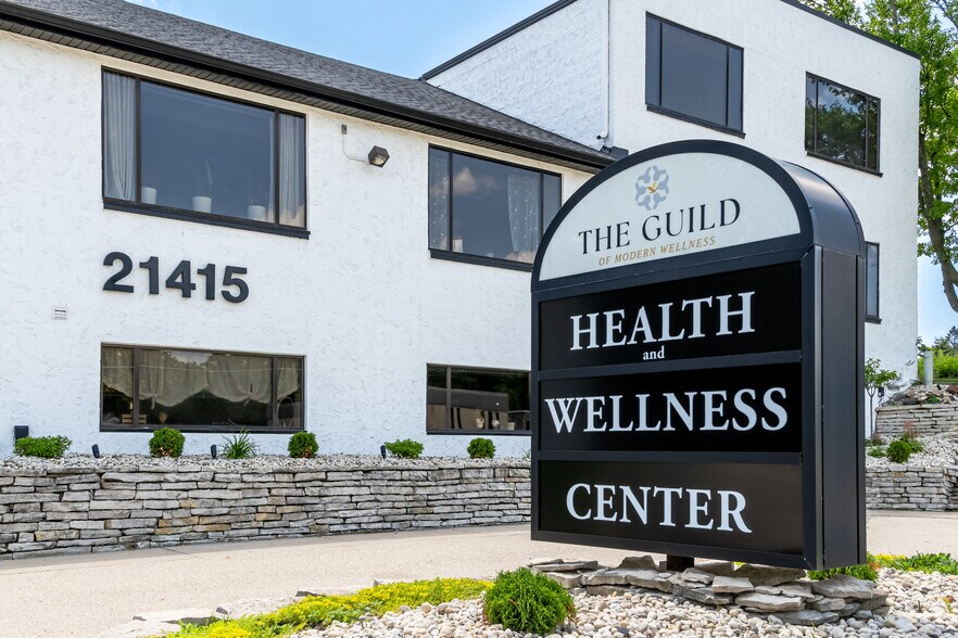 21415 W Greenfield Ave, New Berlin, WI à louer - Photo de l’immeuble – Image 3 sur 9