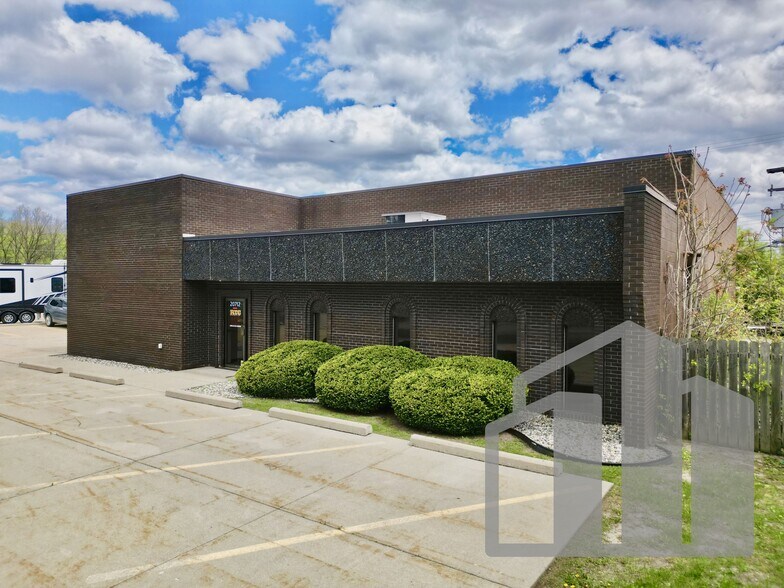 20712 Robinson St, Farmington Hills, MI à louer - Photo de l’immeuble – Image 1 sur 8