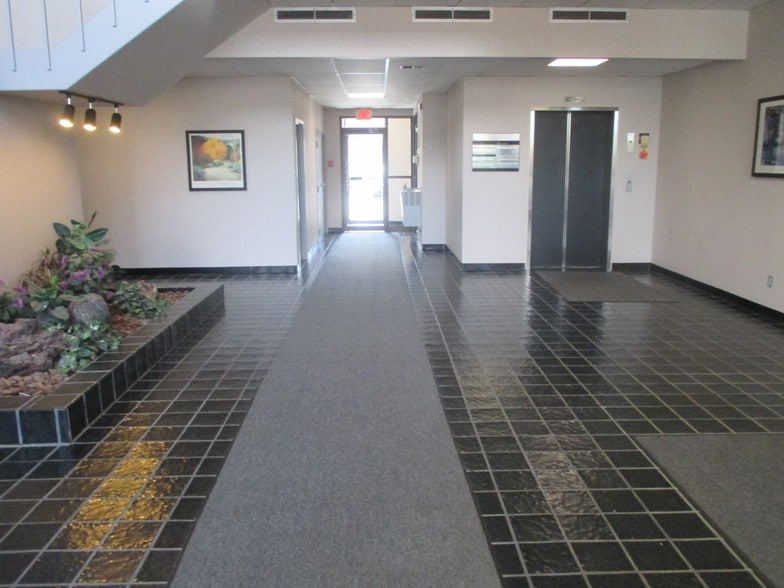 1446 Reynolds Rd, Maumee, OH à louer - Hall d’entrée – Image 2 sur 7