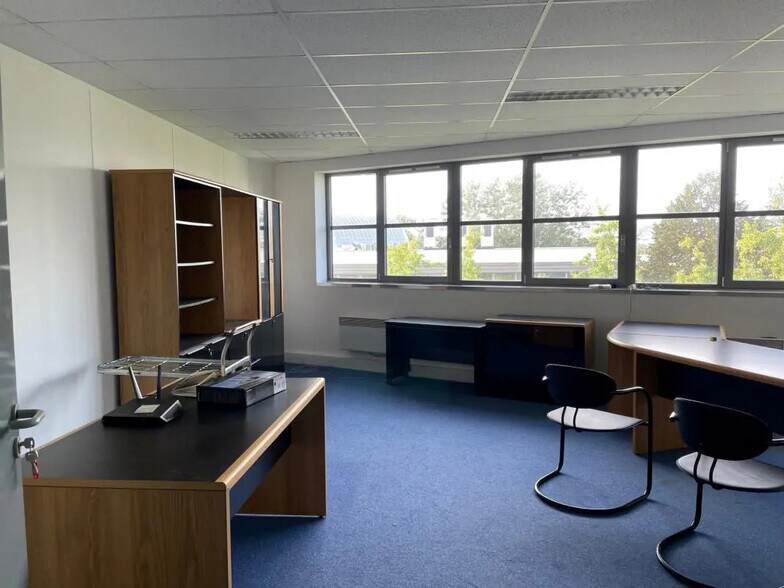 Bureau dans Poissy à louer - Photo de l’immeuble – Image 1 sur 8