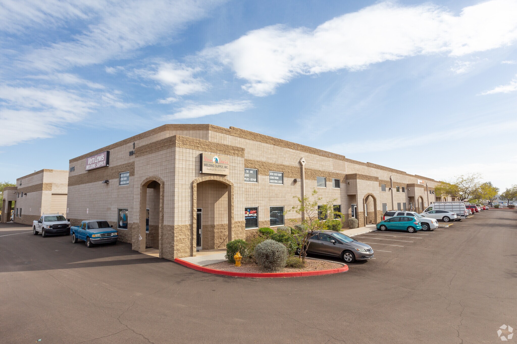 1745 W Deer Valley Rd, Phoenix, AZ à vendre Photo principale– Image 1 sur 3