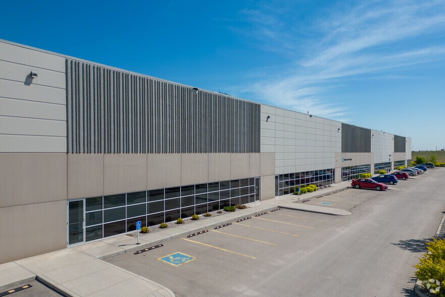 10760 25th St NE, Calgary, AB à louer - Photo de l’immeuble – Image 3 sur 7