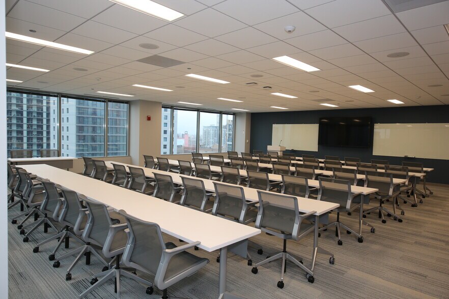 550 W Washington Blvd, Chicago, IL à louer - Photo de l’immeuble – Image 2 sur 25