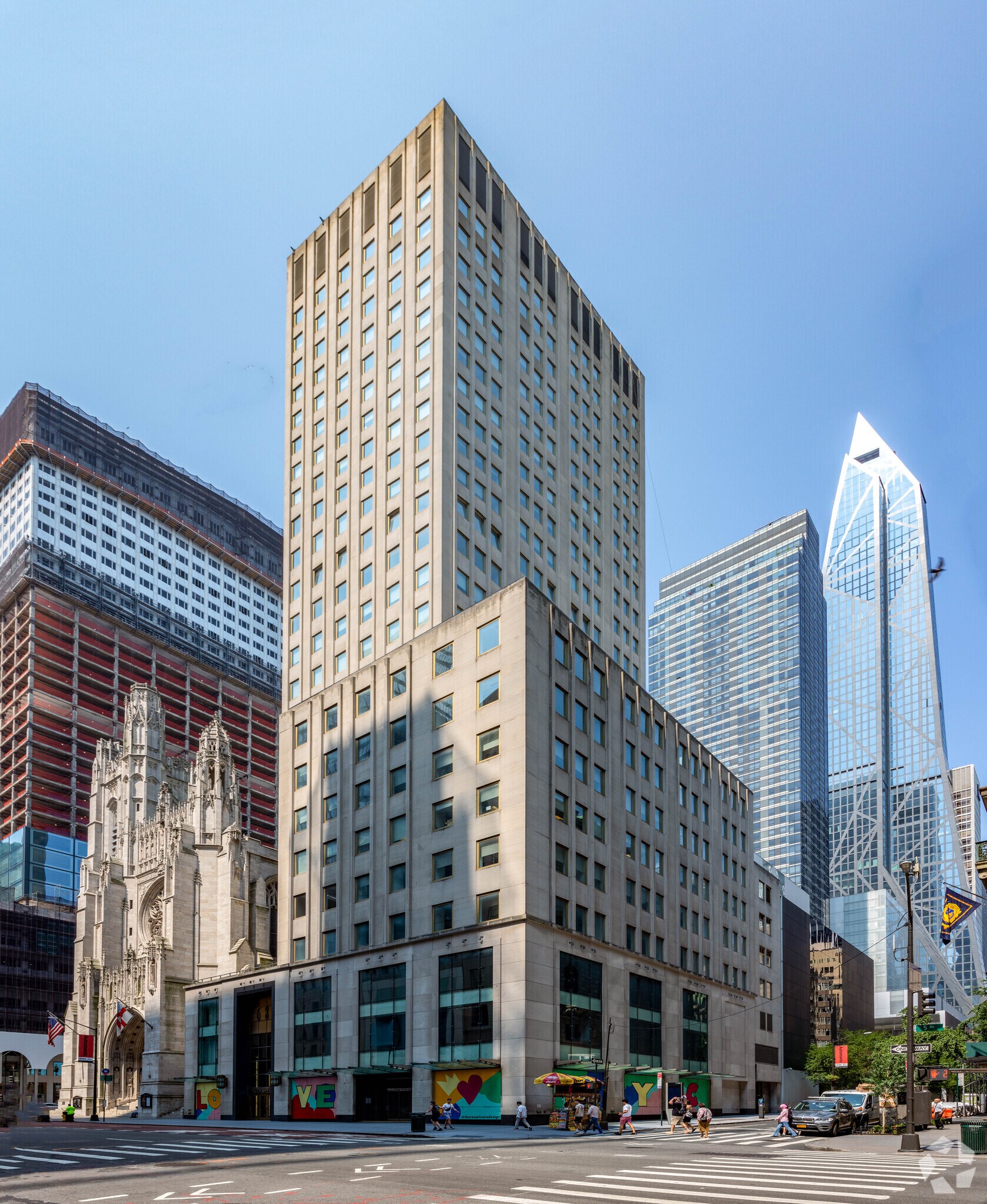 680 Fifth Ave, New York, NY à louer Photo de l’immeuble– Image 1 sur 10
