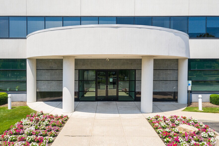 260 Industrial Way W, Eatontown, NJ à louer - Photo de l’immeuble – Image 3 sur 10
