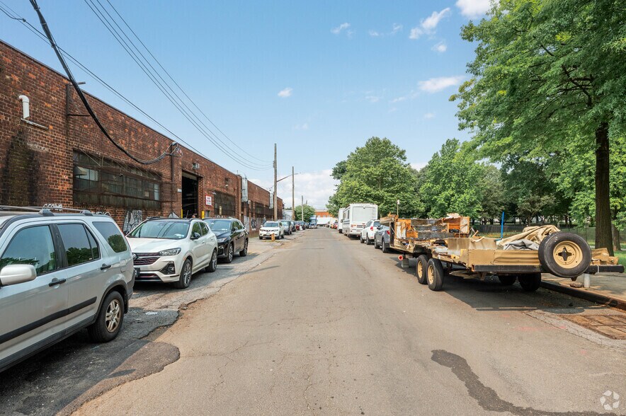 1360 S Drake Park, Bronx, NY à vendre - Photo de l’immeuble – Image 3 sur 3