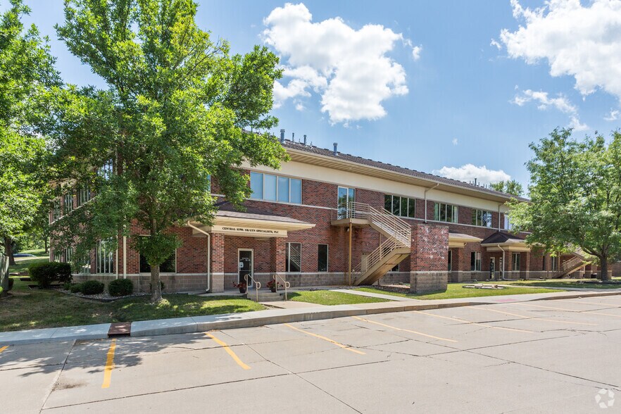 2501 Westown Pky, West Des Moines, IA à louer - Photo de l’immeuble – Image 3 sur 3