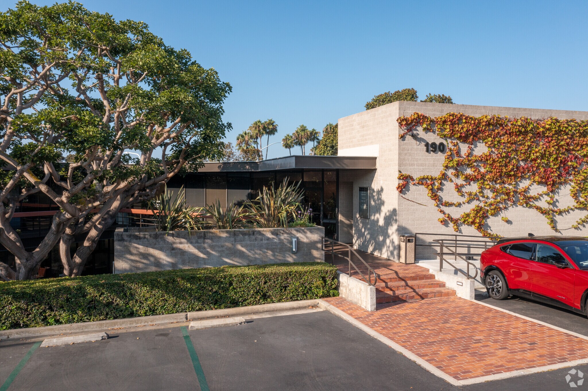 190 Newport Center Dr, Newport Beach, CA à louer Photo de l’immeuble– Image 1 sur 5