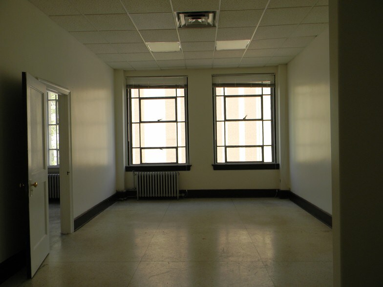 819 Lee St, Charleston, WV à louer - Photo intérieure – Image 2 sur 3