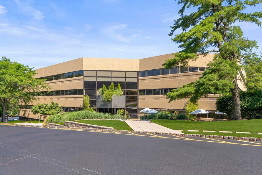 300 Executive Dr, West Orange, NJ à louer - Photo de l’immeuble – Image 2 sur 35