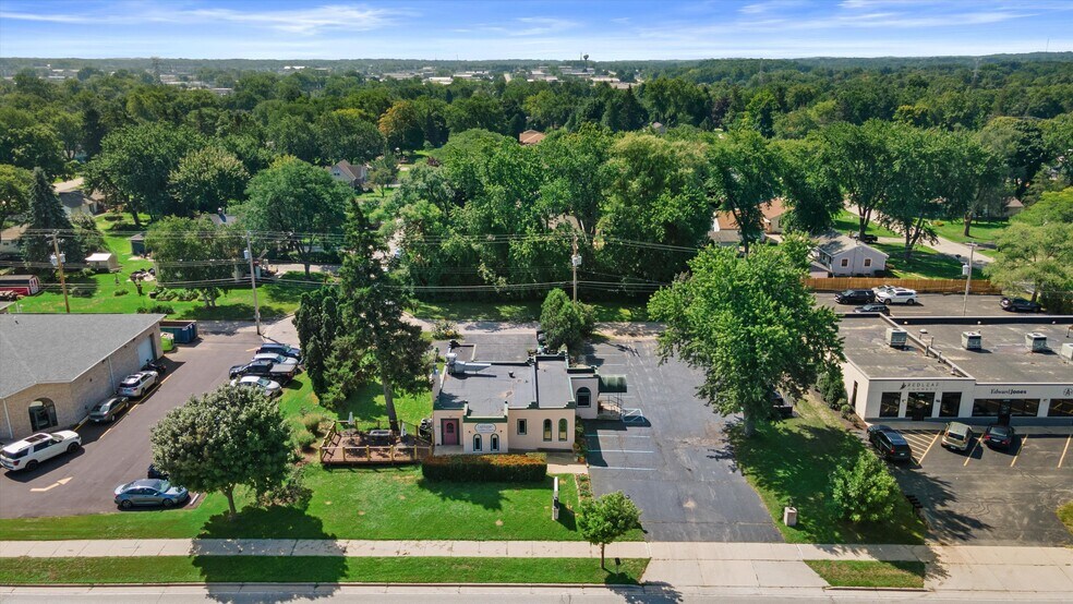 17001 W Greenfield Ave, New Berlin, WI à vendre - Photo de l’immeuble – Image 2 sur 30